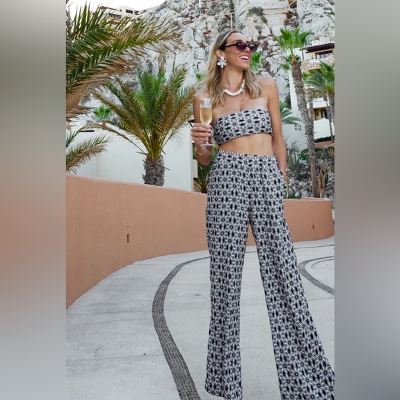 NEW! Kenny Flowers THE Pedregal Bandeau Bikini Top Floral Black SZ S, M - Picture 8 of 14